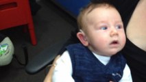 Grâce à des appareils auditifs, ce bébé sourd entend ses parents pour la première fois