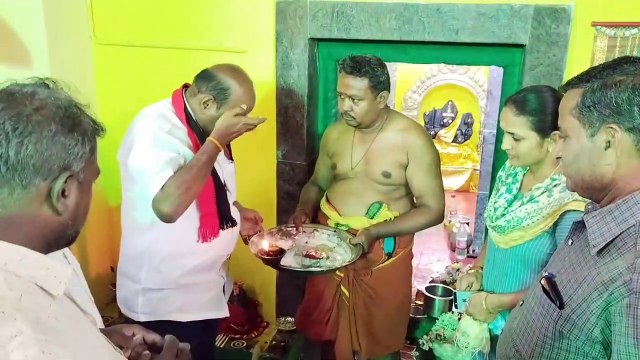 நான் உங்கள் வீட்டு பிள்ளை.. சூடு பிடித்த தேர்தல் களம்.. காலில் விழுந்து ஓட்டு கேட்கும் வேட்பாளர்கள்