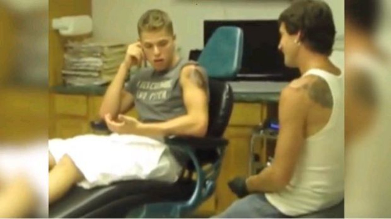 Dieser junge Mann erträgt keine Schmerzen, als er tätowiert wird