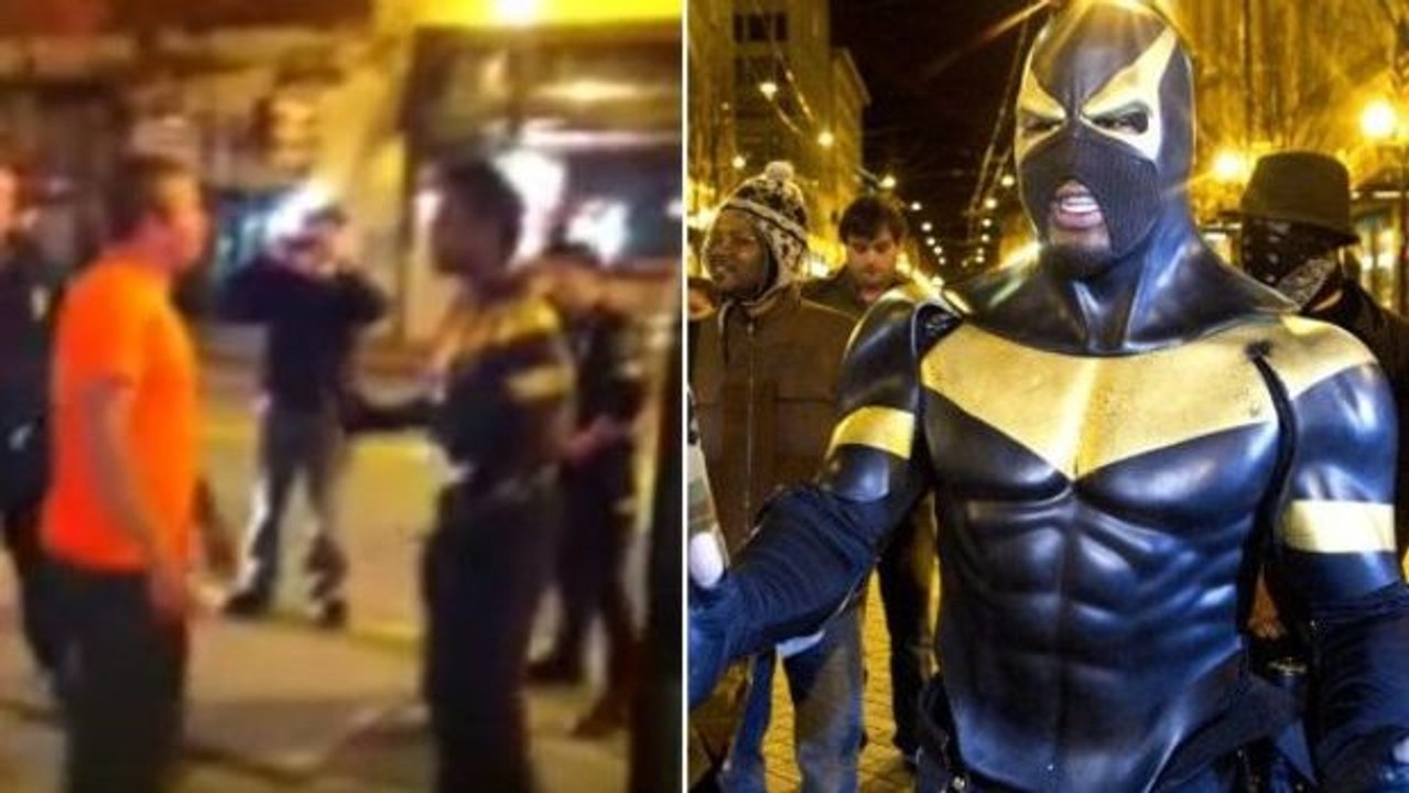 Der MMa Champion Phoenix Jones kämpft gegen einen Passanten