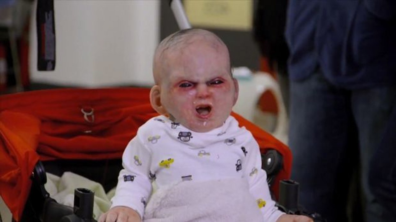 Versteckte Kamera: Gruseliges Baby erschreckt Passanten