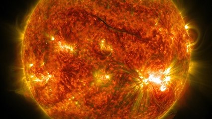 Une énorme tache solaire engendre six éruptions puissantes en une semaine