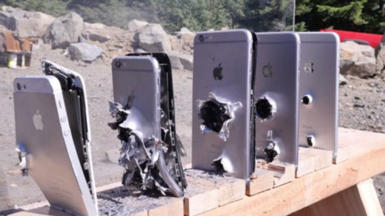 iPhone: Wie viele Smartphones braucht man, um eine Kugel aus einer Maschinenpistole aufzuhalten?