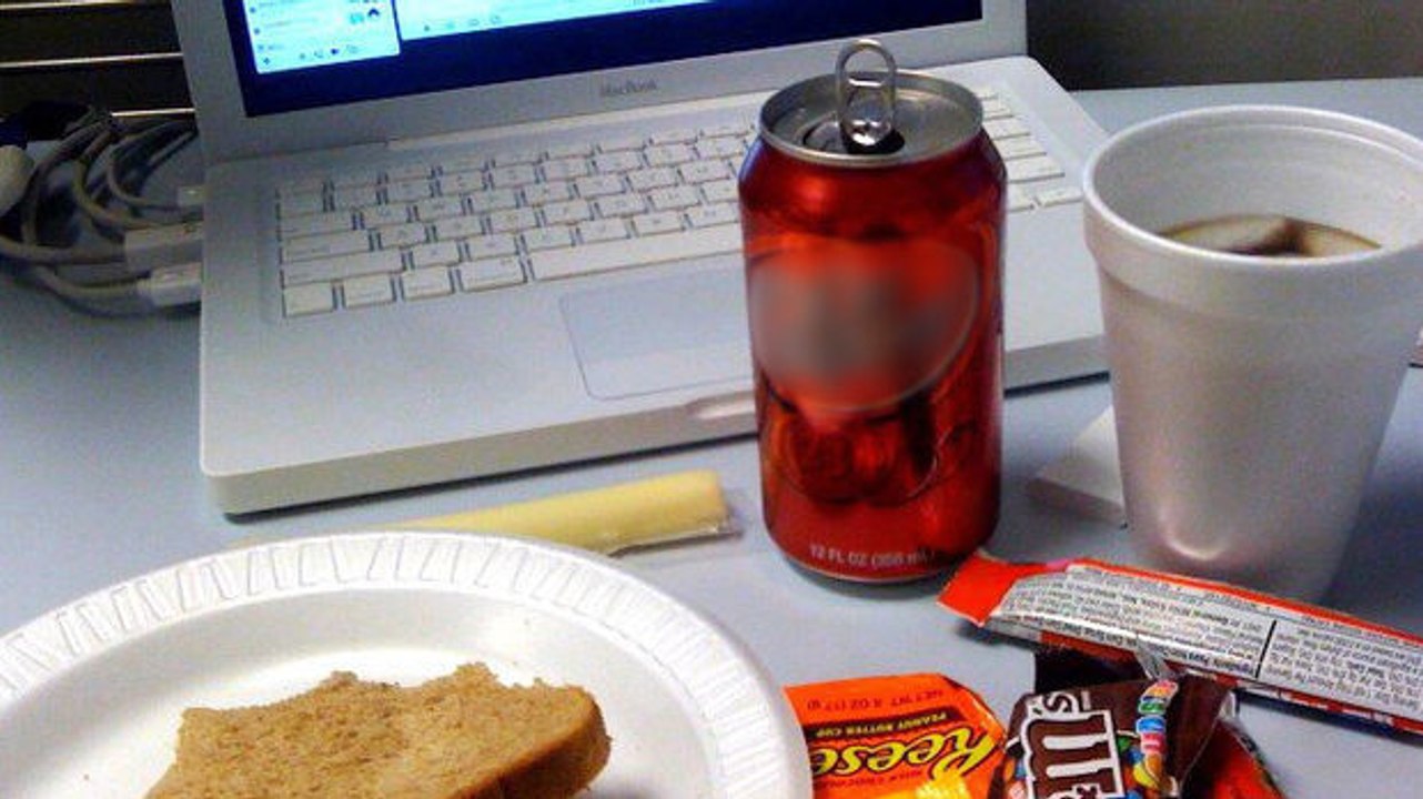 Er macht eine Klimaanlage aus einer Dose Cola