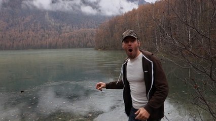 L'incroyable son des ricochets sur un lac gelé