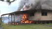 Quand la lave du volcan Kilauea met le feu à une maison