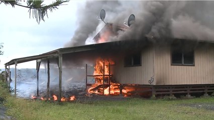 Quand la lave du volcan Kilauea met le feu à une maison