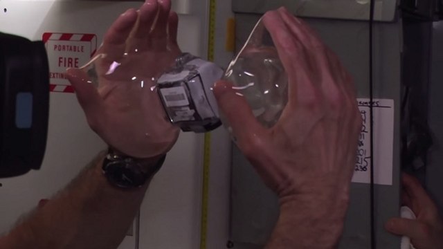 Quand l’équipage de l’ISS s’amuse avec une bulle d'eau en apesanteur