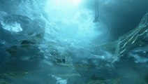 Nager sous un iceberg : un voyage sous une incroyable forteresse de glace