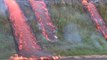 La lave du volcan Kilauea s'écoule en cascades sur une route d'Hawaï