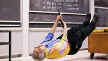 Un prof se balance en plein cours pour démontrer un principe physique