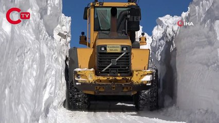Yüksekova’da 9 metrelik kar tünelleri şaşırtıyor