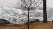 Un impressionnant tsunami de glace se forme près d'un lac aux Etats-Unis