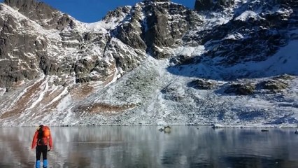 Un incroyable lac gelé aussi transparent que du verre