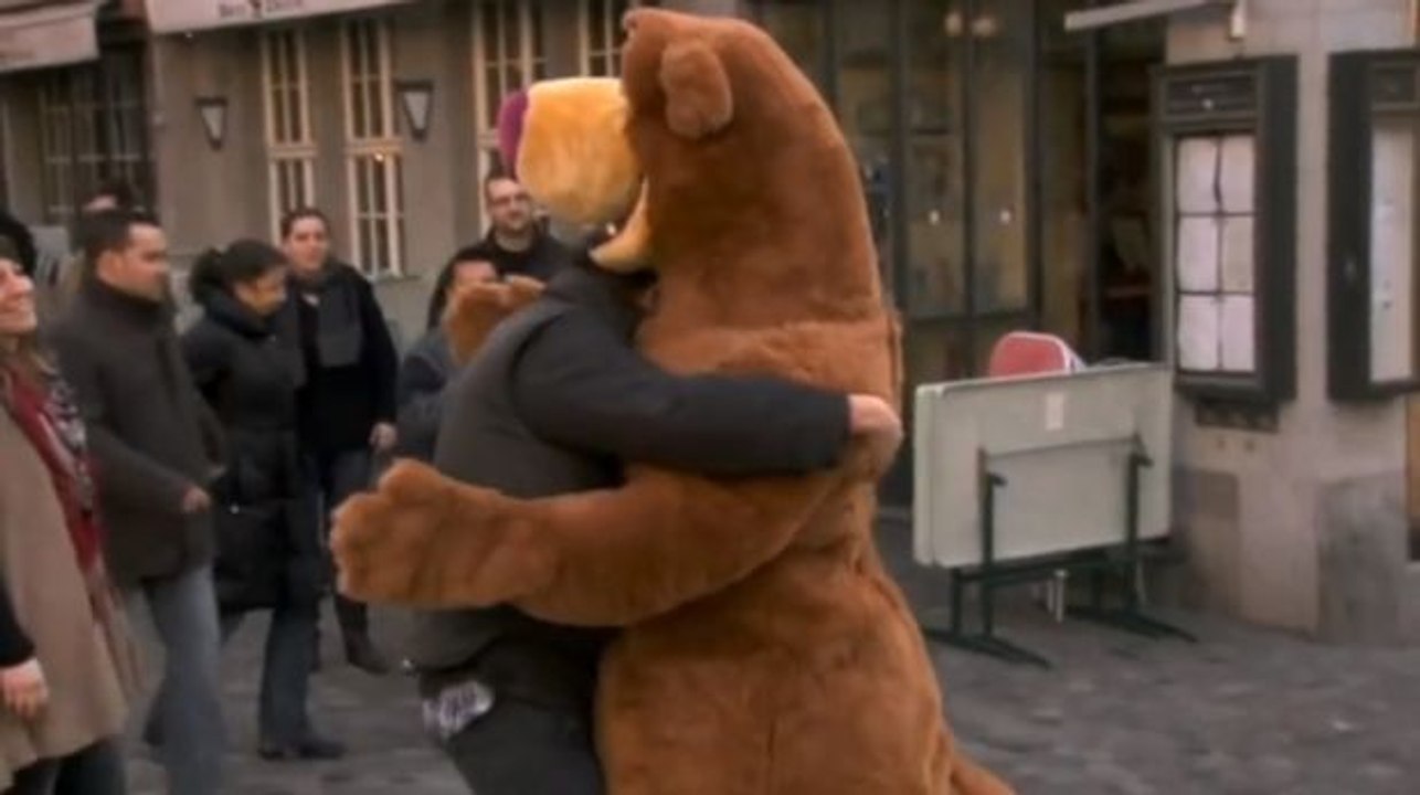 Dieser Riesen-Teddybär zeigt sein Gesicht und wird euch zum Nachdenken bringen
