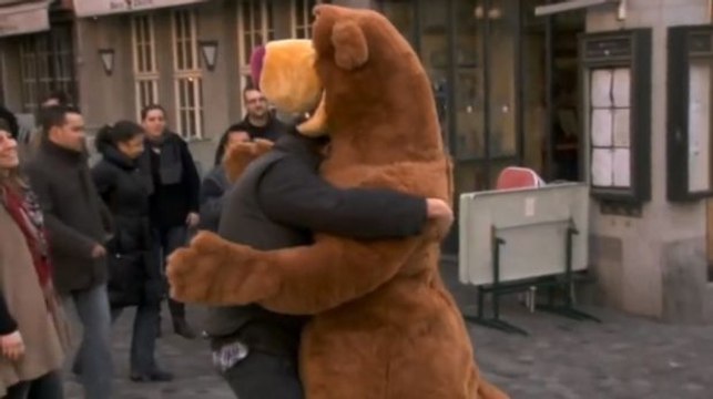 Dieser Riesen-Teddybär zeigt sein Gesicht und wird euch zum Nachdenken bringen