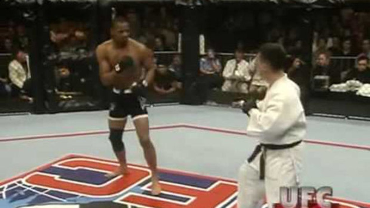 Ufc 18: ein boxer trifft im mma-käfig auf einen jiu-jitsu-profi