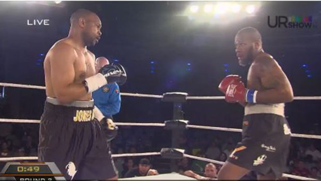 Roy Jones Jr. kämpft im Ring gegen einen Fan