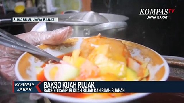 Memadukan Bakso Dengan Kuah Rujak Dan Buah-Buahan Segar