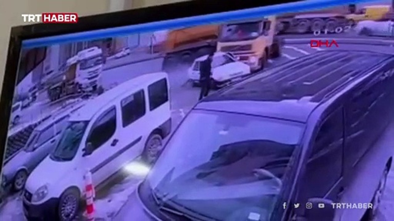 Hafriyat kamyonu otomobile çarptı, yaya ölümden döndü