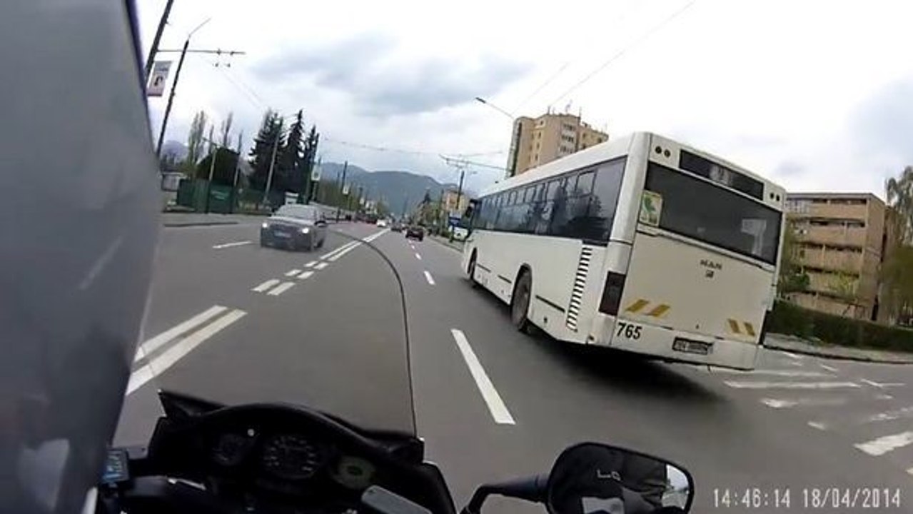 Dieser Motorradfahrer sieht wie ein Mann seinen Bus verpasst und reagiert überraschend