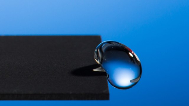Des chercheurs créent un matériau tellement hydrophobe que l’eau rebondit dessus