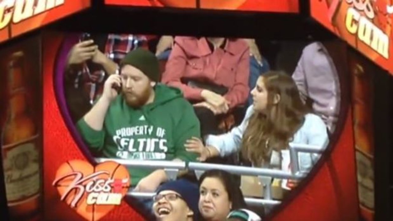 Kiss Cam: Er will sie nicht küssen und wird es bereuen!