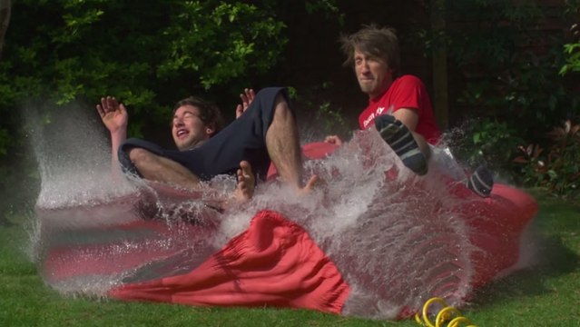 Une incroyable bombe à eau géante filmée en slow-motion