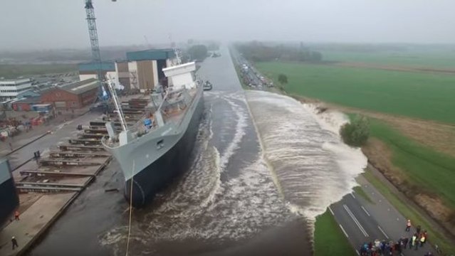 Das Schiff wird zu Wasser gelassen: Doch mit der Welle haben die Schaulustigen nicht gerechnet