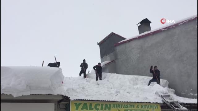 Karlıova'da esnaf çatılarda biriken karları temizledi