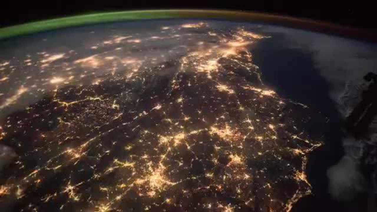 Quand des aurores boréales rencontrent le lever du soleil dans l'espace