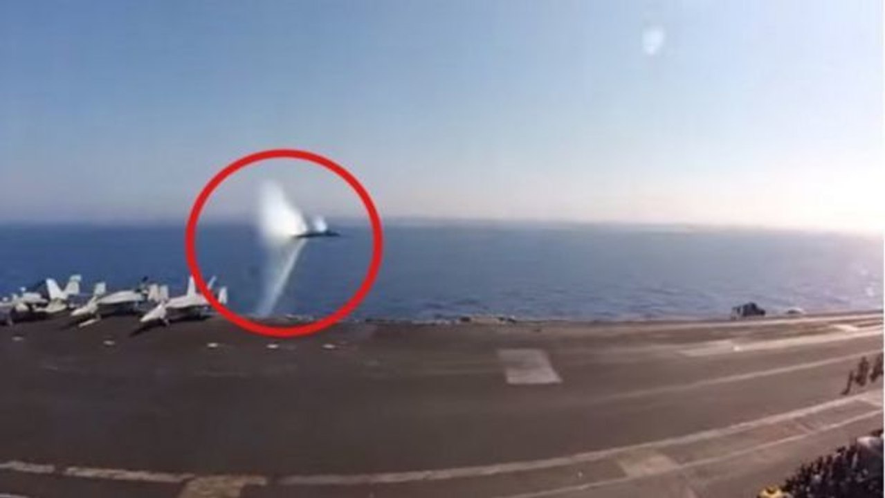 Jagdflugzeug durchbricht die schallmauer