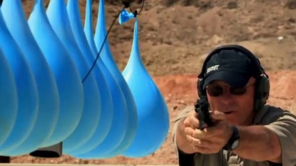 Une balle peut-elle être stoppée par des ballons remplis d'eau ?