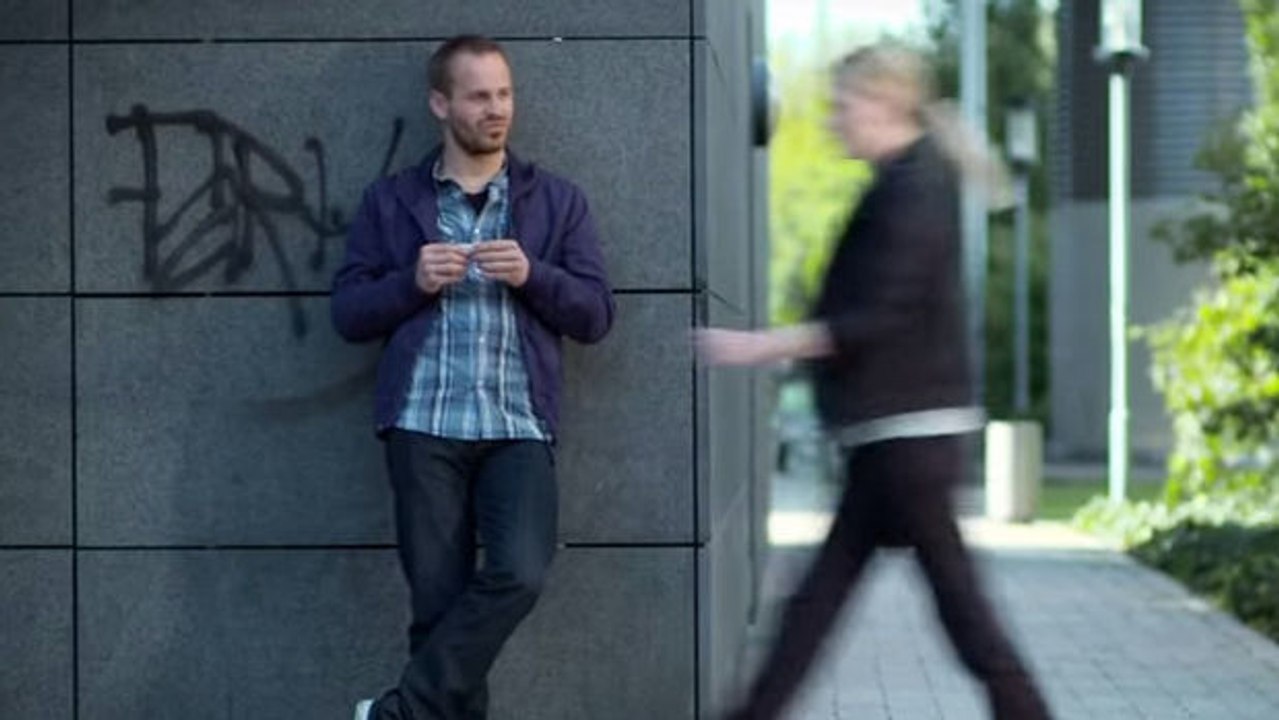 Ein Mann pfeift ihr hinterher und sie entscheidet sich zu rächen