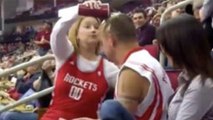 Kiss Cam: Seine Frau will ihn nicht küssen, doch seine Rache ist genial!