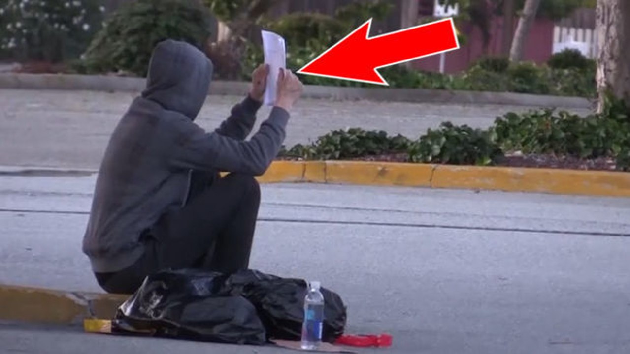 Obdachloser macht etwas Unglaubliches für den Vater, der sein Kind sucht