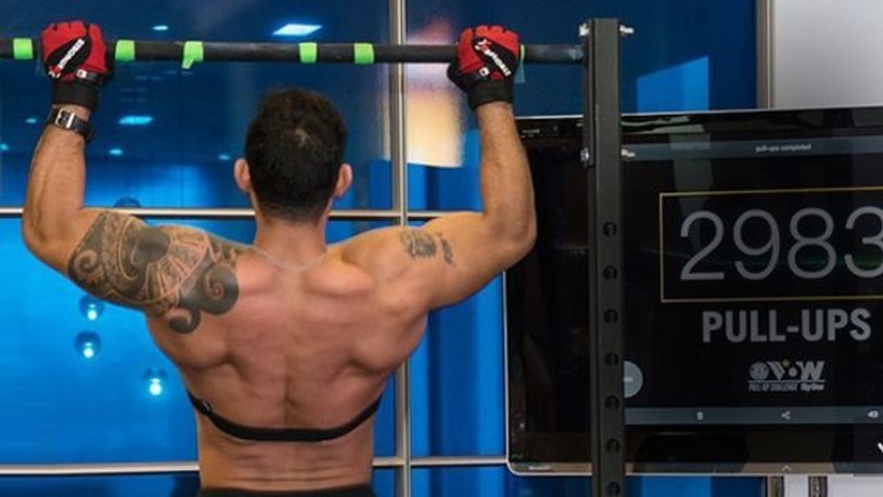Der amerikanische Marine Guy Valentino hat den Klimmzüge-Rekord in weniger als 24 Stunden geschlagen