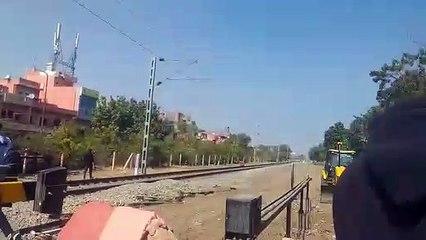 पुलिसकर्मियों को रेलवे ट्रेक के पास पीने से रोका तो गेटमेन और इंजीनियर को पीटा
