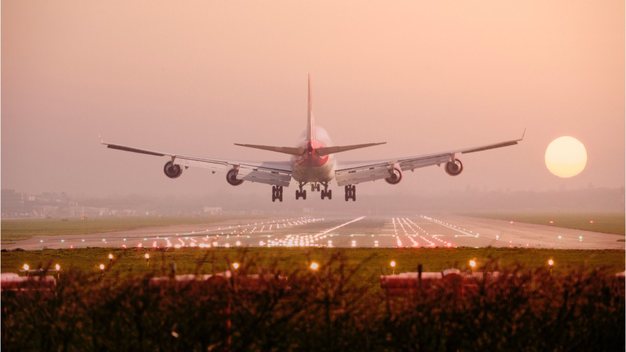 Les images impressionnantes de l'atterrissage d'un avion à Londres