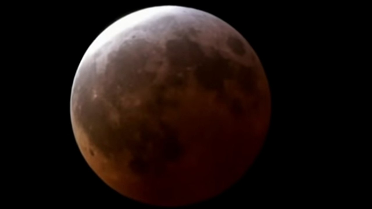 Revivez l'éclipse lunaire de samedi filmée en a...