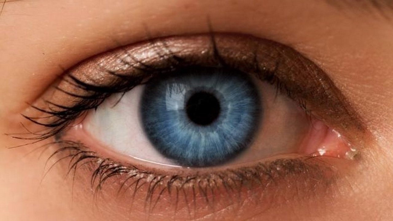 Les personnes aux yeux bleus seraient plus vulnérables aux problèmes d'alcool