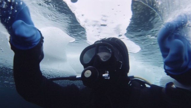 Une fantastique plongée dans les profondeurs d'un lac gelé