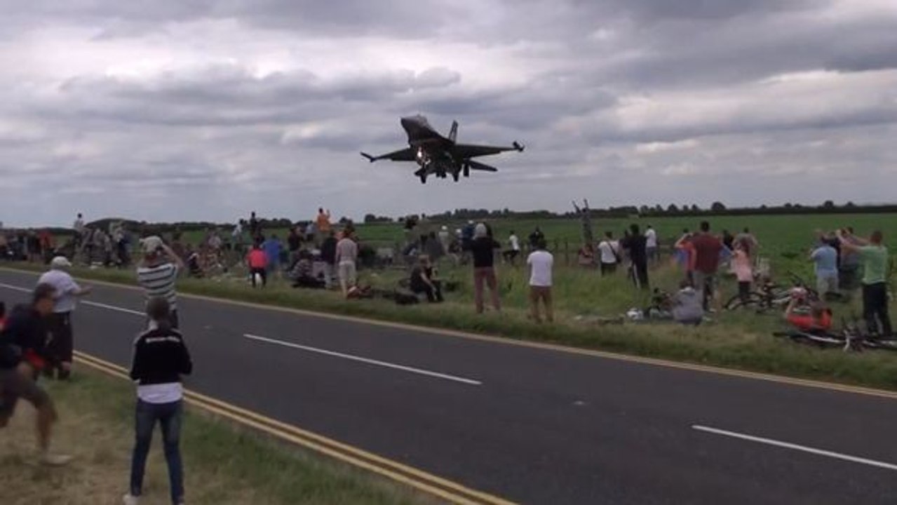 Zuschauer wollten die Ladung des F-16 bewundern und wurden beinahe mitgerissen