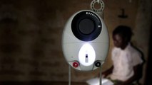 GravityLight, la lampe révolutionnaire qui pourrait changer la vie des habitants sans électricité