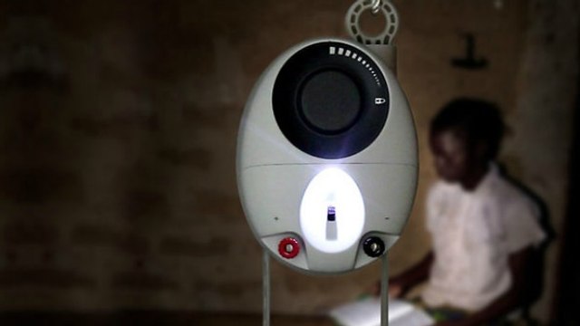 GravityLight, la lampe révolutionnaire qui pourrait changer la vie des habitants sans électricité
