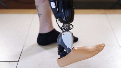Un amputé teste la première prothèse de jambe  entièrement contrôlée par l'esprit