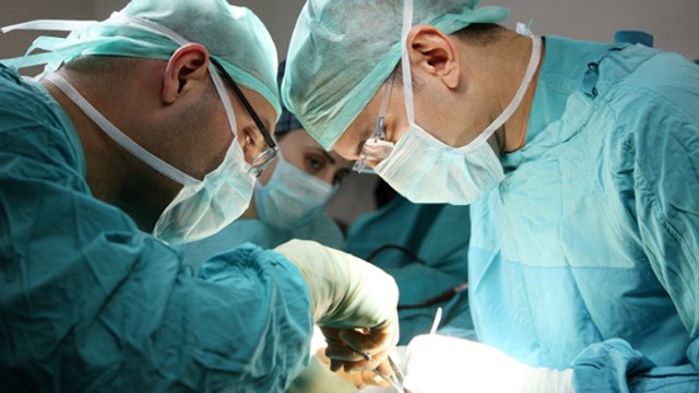 Deux bébés siamois venus de Guinée séparés avec succès à l'hôpital Necker de Paris