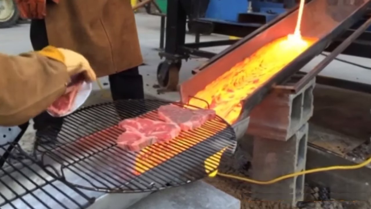 Ils font cuire leurs steaks sur de la lave en fusion