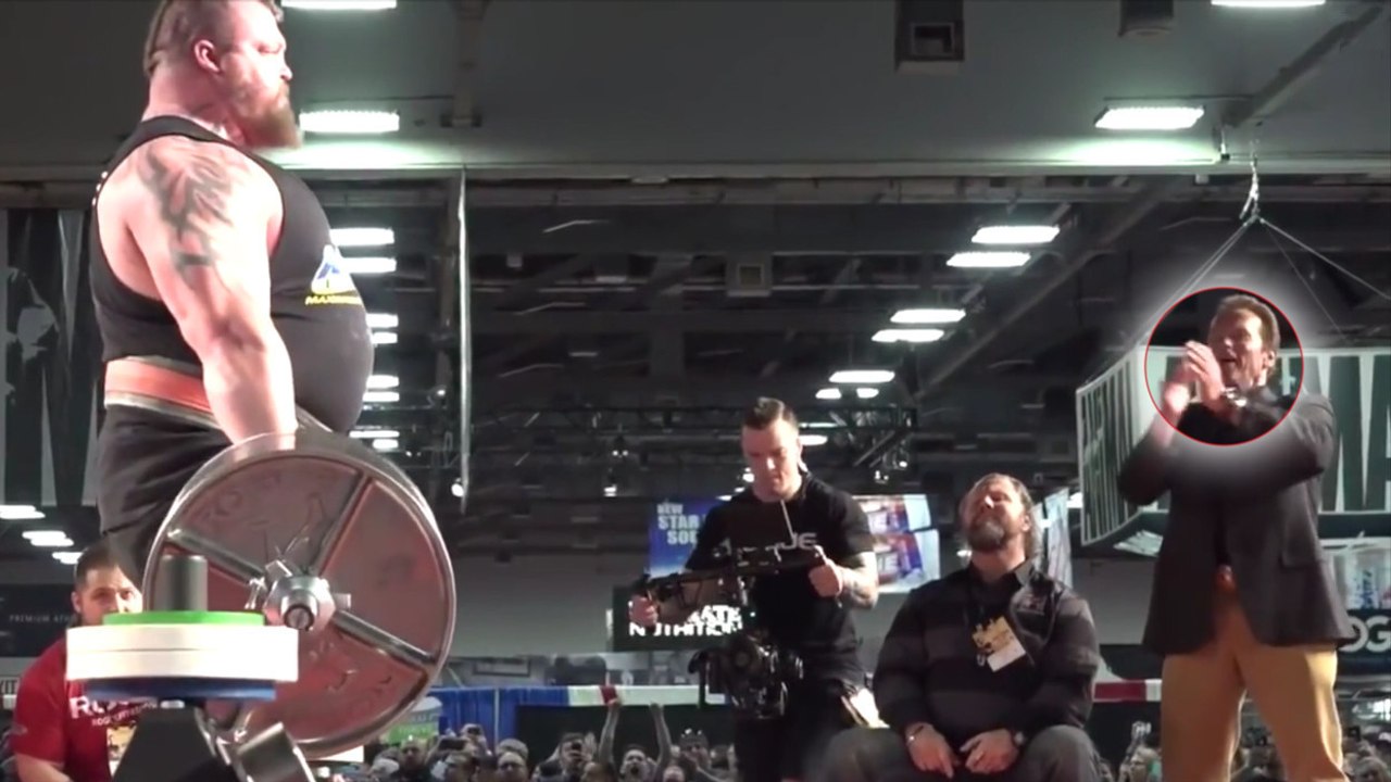 Eddie Hall beeindruckt Arnold Schwarzenegger indem er einen unglaublichen Weltrekord aufstellt