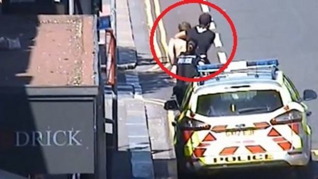 Seht euch an, wie dieser junge Mann zwei Polizistinnen hilft